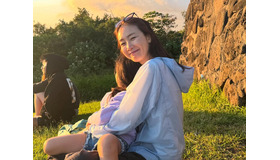 女優チェ・ジウ、大きくなった愛娘とゆったりバカンス！愛らしいツーショットに反響【PHOTO】