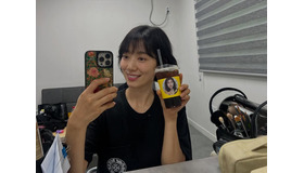 女優パク・シネが次回作の撮影中！女優仲間からの差し入れに“ハートポーズ”【PHOTO】