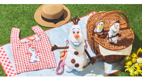 エコバッグ1,800円/ マルチポシェット3,300円/ ぬいぐるみキーチェーン＜オラフ＞2,800円 ＜シーガル＞2,600円/ レジャーシート2,000円