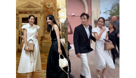 ベネチアを満喫中のイ・ミンジョン、夫イ・ビョンホンと仲睦まじいツーショットが話題【PHOTO】