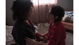 『愛はステロイド』© 2023 CRACK IN THE EARTH LLC; CHANNEL FOUR TELEVISION CORPORATION ALL RIGHTS RESERVED