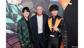 左から：花江夏樹、チャニング・テイタム、アレクス・リー