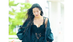 女優ムン・ガヨンが破格の空港ファッションを披露！25万円のスリップをのぞかせながら“にっこり”【独占写真】