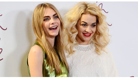 カーラ・デルヴィーニュ＆リタ・オラ-(C) Getty Images