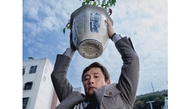 映画『仕方がない』で見せた表情、イ・ビョンホンがユーモアと残酷さを刻む