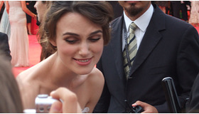 レッド・カーペットでにこやかにサインに応じるキーラ