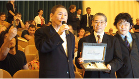 照れくさそうに挨拶をする北野武監督