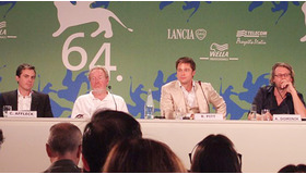 『アサシネーション・オブ・ジェシー・ジェームズ・バイ・カワード・ロバート・フォード』（原題）の記者会見に出席したブラピ、共演のケイシー・アフレックら