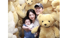 18歳年下の日本人女性と結婚した俳優シム・ヒョンタク、初めて3人家族でお出かけした様子を公開