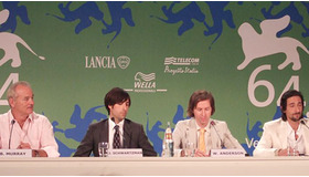 『The Darjeeling Limited』の会見でコメントを読むアンダーソン監督（右から2番目）