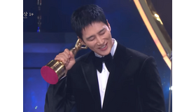 俳優アン・ボヒョン、父親の誕生日に人生初の“青龍トロフィー”を獲得！「今日は必ず連絡します」