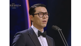 男優主演賞に輝いたヒョンビン、受賞スピーチで「存在だけで力になる」ソン・イェジンに愛の告白