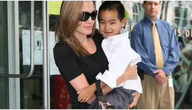 マドックスを迎えに行ったアンジェリーナ　-(C) Splash/AFLO