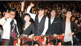 『スキヤキ・ウエスタン　ジャンゴ』 舞台挨拶に登壇した三池監督（左端）とキャスト陣。