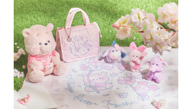 ネックピロー＜プーさん＞　5,300円/ 保冷バッグ・ポーチ セット　2,000円/ ぬいぐるみキーチェーン　各2,600円/　　レジャーシート　3,000円／© Disney. Based on the “Winnie the Pooh” works by A.A. Milne and E.H. Shepard.