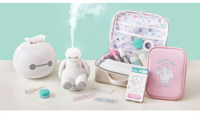 ティッシュケース　3,400円/ USB加湿器 ライト機能付き　4,500円/ 絆創膏　400円/ バニティポーチ　4,200円/ ポーチ　2,500円© Disney