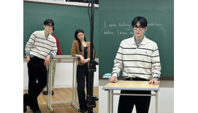 キム・ソンホ、コ・ユンジョンと“痴話喧嘩”!? 黒縁メガネ姿の講師コンセプトもバッチリ！【PHOTO】