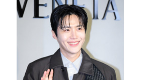 キム・ソンホ、忙しすぎて激痩せ中…!? “世界1位”をとった「えくぼスマイル」は健在！【独占写真】