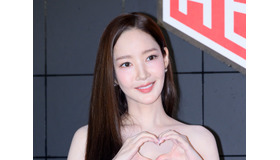 パク・ミニョンのデコルテ輝く黒ドレス姿にうっとり…控室での「素顔ショット」【写真あり】