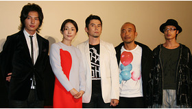 『夜の上海』初日舞台挨拶にて左から塚本高史、西田尚美、本木雅弘、竹中直人、和田聰宏