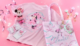 ステッカー、ぬいぐるみキーチェーン、T シャツ、トートバッグ、カードホルダー、シークレットペンライトキーチェーン／© Disney