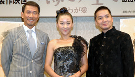 『鳳凰　わが愛』記者会見に出席した中井貴一（左）と主演女優のミャオ・プゥ、監督のジヌ・チェヌ