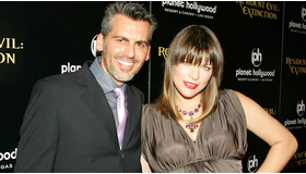 『バイオハザードIII』のラスベガスプレミアにてオデット・フェールとミラ　-(C) Getty Images/AFLO