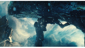 逆さまキスシーン『アップサイドダウン 重力の恋人』 -(C) 2011 ／ UPSIDE DOWN FILMS - LES FILMS UPSIDEDOWN INC - ONYX FILMS - TRANSFILM INTL - STUDIO 37 - KINOLOGIC FILMS (UD) - JOUROR PRODUCTIONS - FRANCE 2 CINEMA