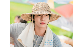 Netflix新作『本日も完売しました』主演アン・ヒョソプ、「麦わら帽子」と「スーツ姿」のギャップで魅せる！