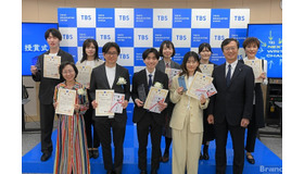 前列右からTBS テレビ代表取締役社長 龍宝正峰、渋谷七味、前田悠冴、仲村弦己、境田博美後列右から、安達あづさ、磯﨑由佳、吉田香織、上野詩織、前田志門