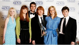 ナショナル・ムービー・アワードに出席した（左から）エヴァナ・リンチ、ボニー・ライト、マシュー・ルイス、ルパート・グリント、エマ・ワトソン、ダニエル・ラドクリフ　-(C) Getty Images/AFLO