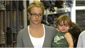 次男のジェイデン・ジェイムズと買い物中のブリトニー　-(C) AFLO