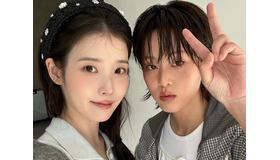 『21世紀の大君夫人』で共演中のIU&イ・ヨン、密着ショットで仲の良さをアピール！【PHOTO】