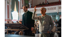 レイフ・ファインズとニコラス・ハイトナー監督『ザ・コラール 希望を紡ぐ歌』©GERONTIUS PRODUCTIONS LIMITED 2025