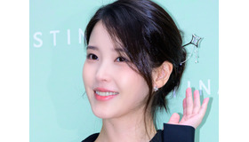 「劇中のアイテムを身につけて…」“大君夫人” IU、上品なブラックワンピ姿で登場！