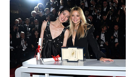 岡本多緒＆ヴィルジニー・エフィラ『急に具合が悪くなる』Kate Green Getty Images Entertainment