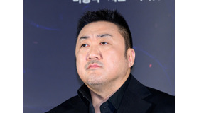 『犯罪都市』俳優マ・ドンソクに悲報。本日未明に父親が死去、妻とともに弔問客を迎える