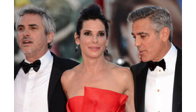 向かって左からアルフォンソ・キュアロン監督、サンドラ・ブロック、ジョージ・クルーニー／ヴェネチア映画祭　(c) Getty Images