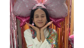 『パラサイト』女優チョ・ヨジョン、可愛すぎる45歳！ティアラ姿の“お姫様ビジュアル”で魅了【PHOTO】