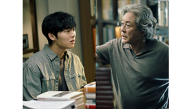 チェ・ミンシク＆チェ・ヒョヌク、世代を超えた圧倒的な演技合戦！Netflix新作『最後列からの声』キャラスチール公開