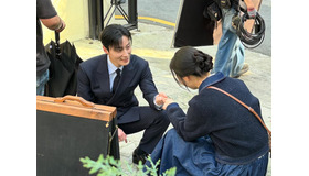 片膝をついたホ・ナムジュンに“胸キュン”！『素晴らしき新世界』の微笑ましい撮影現場の裏側【PHOTO】