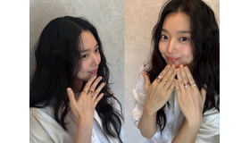 女優シン・ミナ、指先に輝く“4つの高級リング”！夫キム・ウビンも羨む大胆ショット【PHOTO】