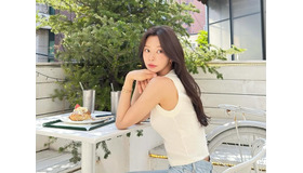 女優イ・ジュビン、花咲くテラスで美しさ全開！爽やかなカフェタイムに反響【PHOTO】