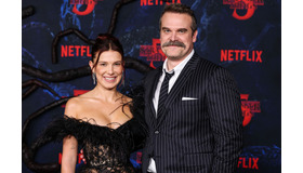 ミリー・ボビー・ブラウン、デヴィッド・ハーバー　写真：REX/アフロ