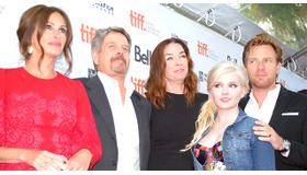 ジュリア・ロバーツ＆ユアン・マクレガー＆アビゲイル・ブレスリン＆ジュリアンヌ・ニコルソン＆ジョン・ウェルズ（監督）／『AUGUST: OSAGE COUNTY』 in 第38回トロント国際映画祭／PHOTO：Izumi Kakeya