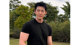 俳優キム・ウビン、“規格外の肉体美”に熱視線！シンプル服で魅せる究極の神スタイル【写真】