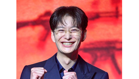 韓ドラのロケ地を満喫する岡田将生のお茶目な姿…誕生日のプライベートショットに反響【写真】