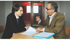 『危険なプロット』-(C) 2012 Mandarin Cinéma-Mars Films-France 2 Cinéma-Foz