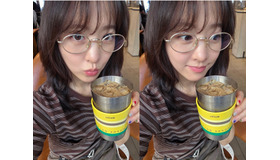 「コーヒーも喜んでる!?」女優パク・ボヨンのラブリーな魅力全開のカフェイン補給ショット【写真】