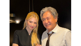これが韓国版『マイ・インターン』の雰囲気！ハン・ソヒ、大先輩チェ・ミンシクの隣で輝く“圧倒的オーラ”【写真】